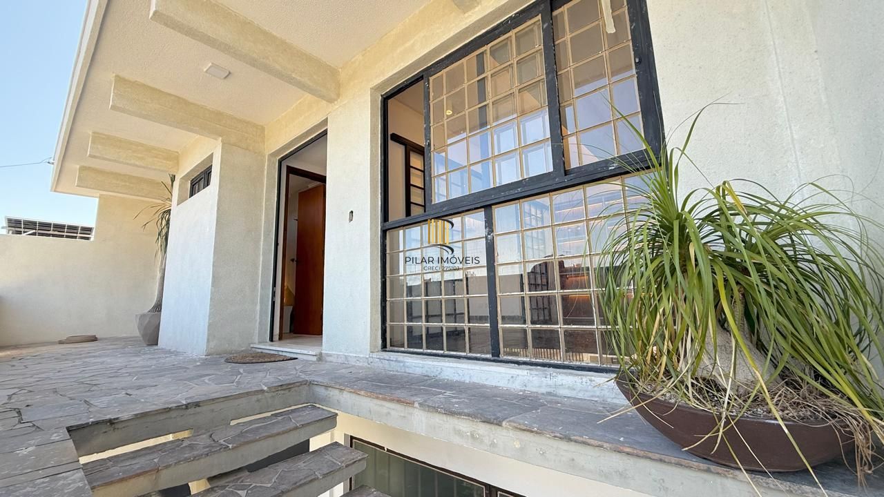 Casa semi reformada com 4 dormitórios e 4 vagas no Chácara das Pedras próx. Joao Wallig.
