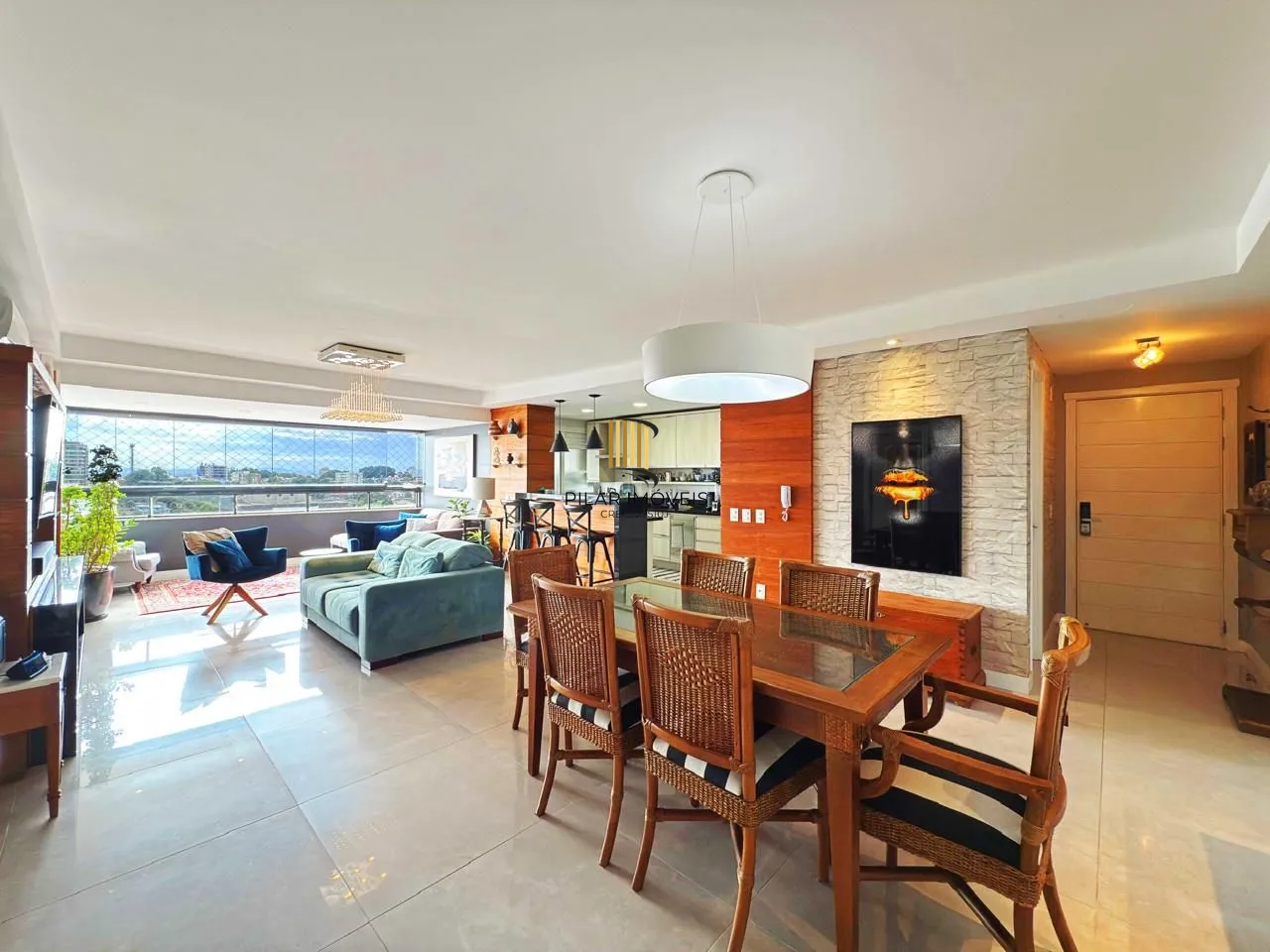 Apartamento de 3 suítes com 3 vagas, 136 m2 próximo ao Shopping Iguatemi.