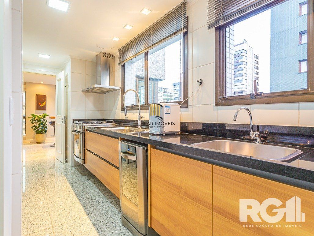 Apartamento semimobiliado, 167 m², 3 suítes e 3 vagas de garagem no bairro Bela Vista.