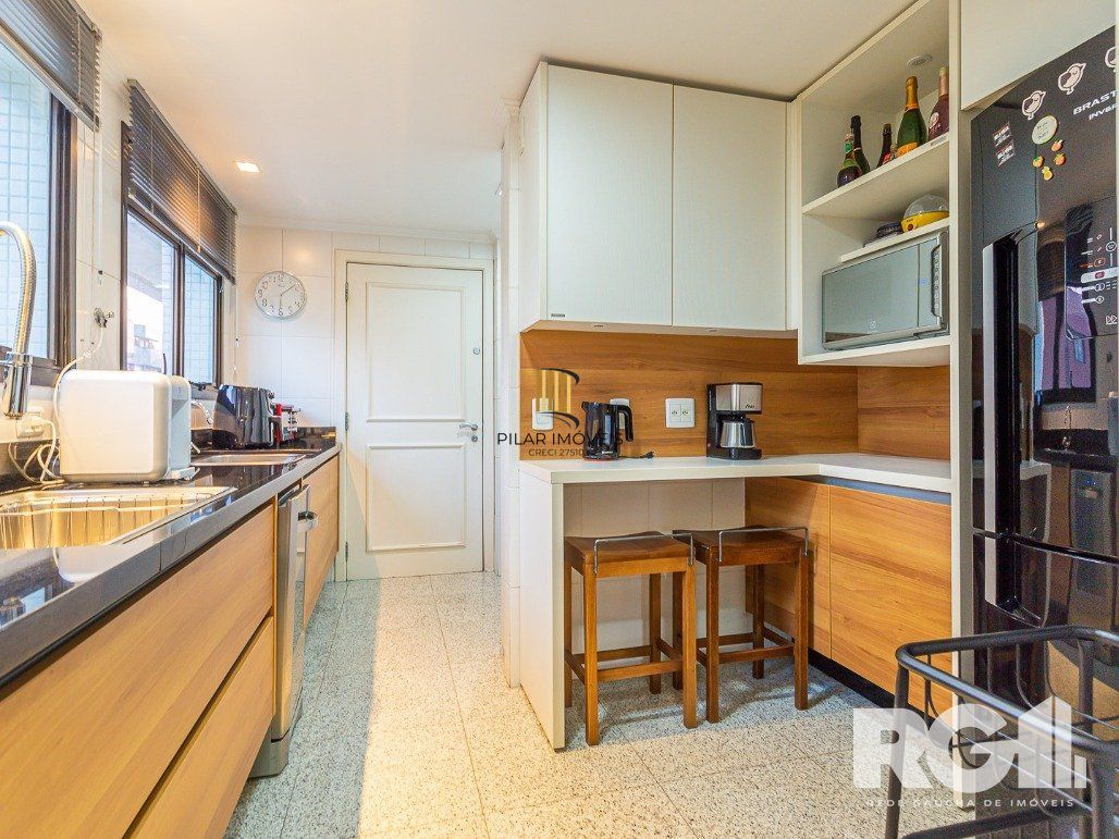 Apartamento semimobiliado, 167 m², 3 suítes e 3 vagas de garagem no bairro Bela Vista.
