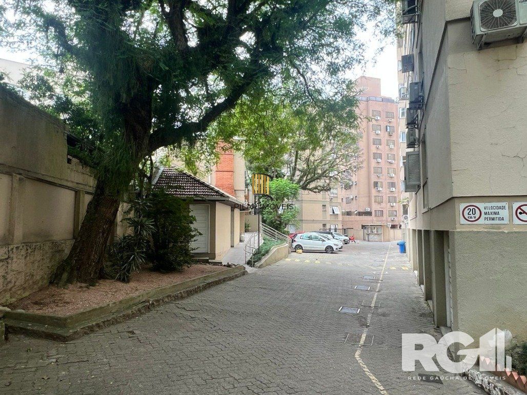 Loja térrea em condomínio de 45 m2 com vaga para alugar no bairro Floresta.