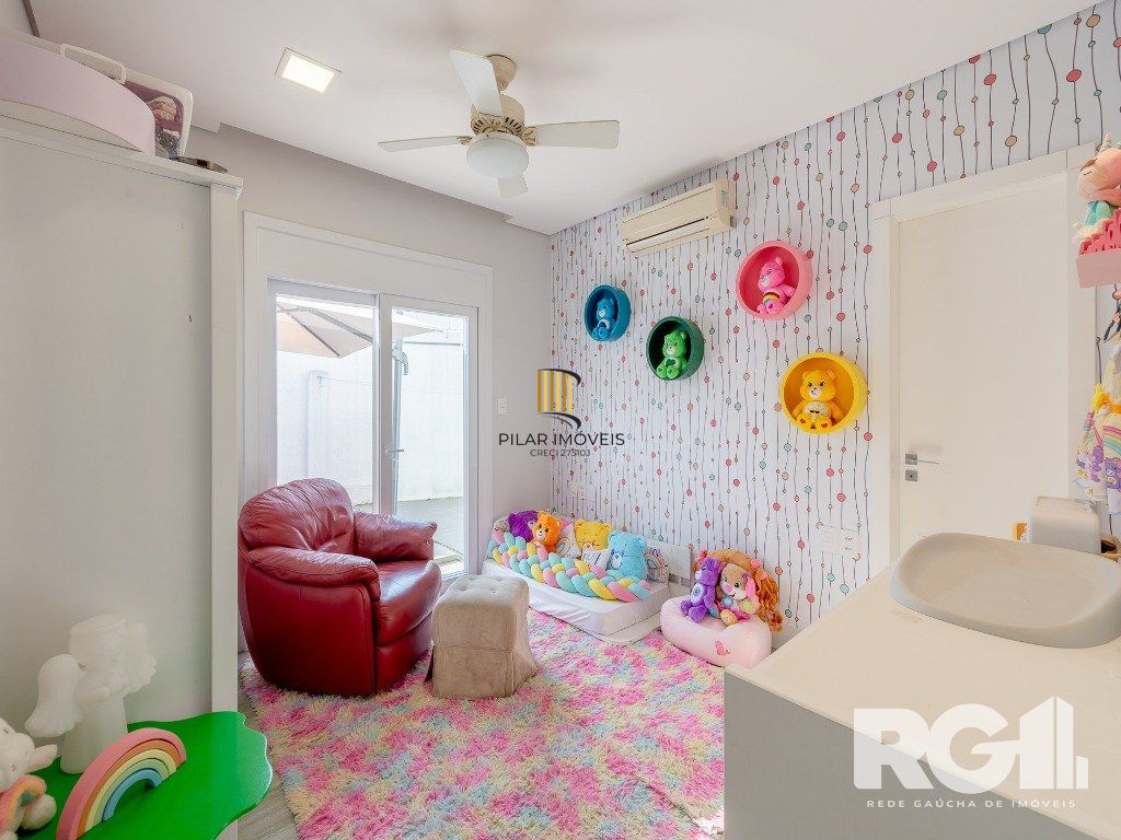 Espetacular casa nova à venda no bairro Três Figueiras!  3 suítes, 3 vagas, Generoso espaço gourmet com vista para a varanda, bem ensolarado.