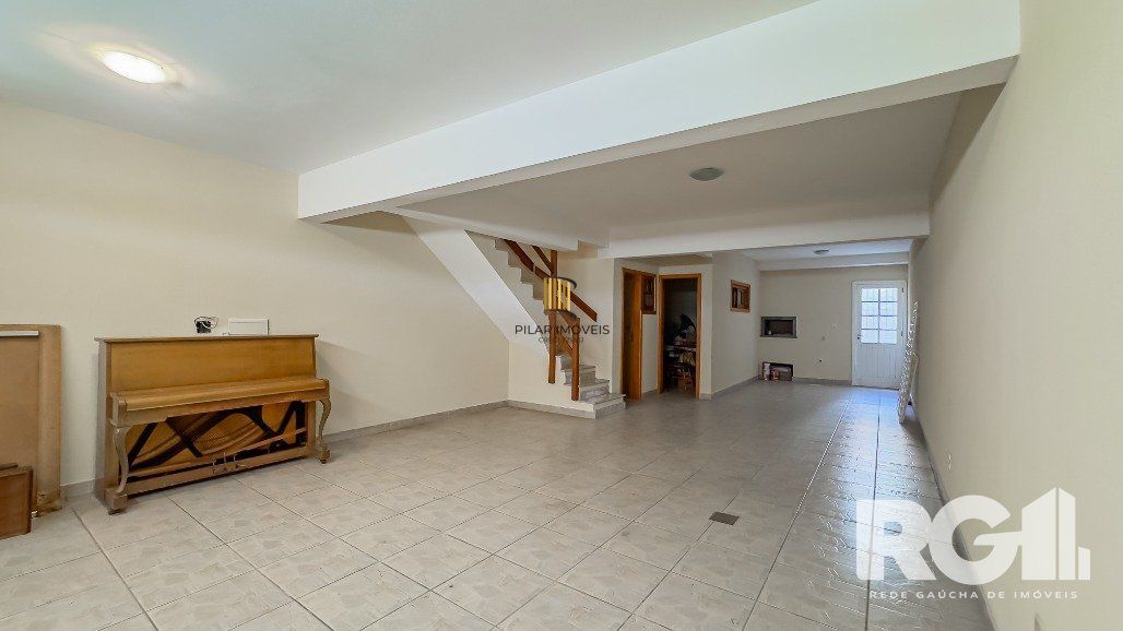 Linda casa de 282 m2 com 4 dormitórios, sendo 3 suítes e a suíte master no Chácara das Pedras.