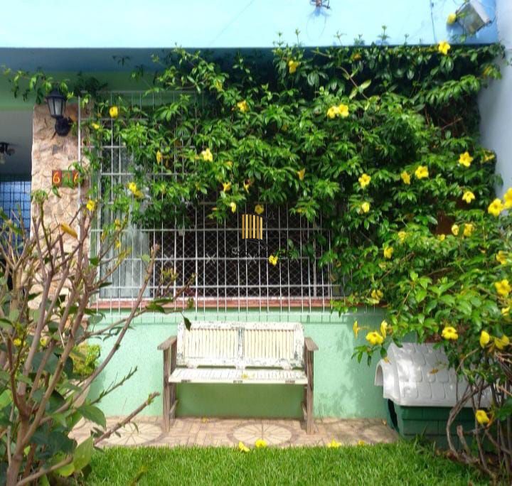 Casa residencial aconchegante com ampla área da lazer com churrasqueira.
