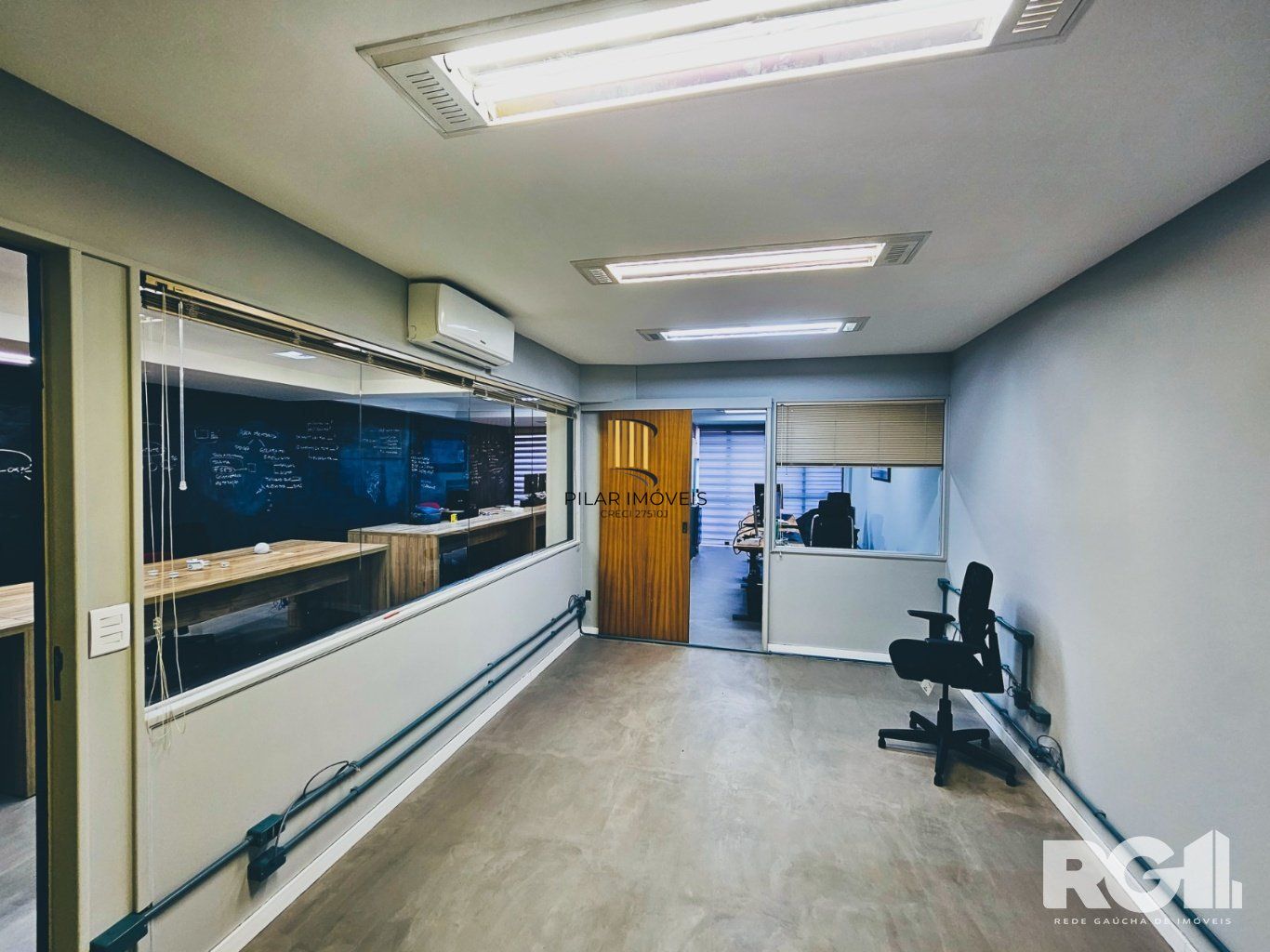 EXCELENTE SALA COMERCIAL REFORMADA, COM 127M²!