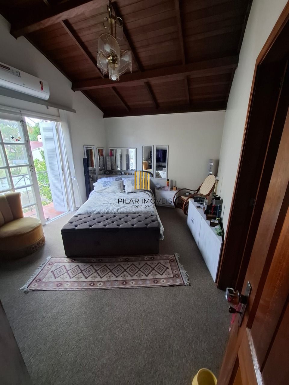 Casa em Porto Alegre, no bairro Ipanema, com 3 dormitório(s), e 3 banheiros, à venda.