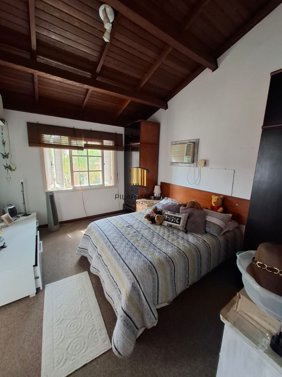 Casa em Porto Alegre, no bairro Ipanema, com 3 dormitório(s), e 3 banheiros, à venda.