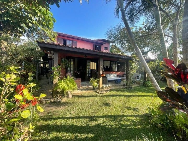 Casa na praia de Garopaba / SC com 3 quartos (sendo 1 suíte), com 145,26 m - Pilar Imóveis