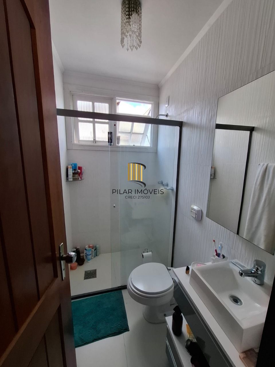 Casa em Porto Alegre, no bairro Ipanema, com 3 dormitório(s), e 3 banheiros, à venda.