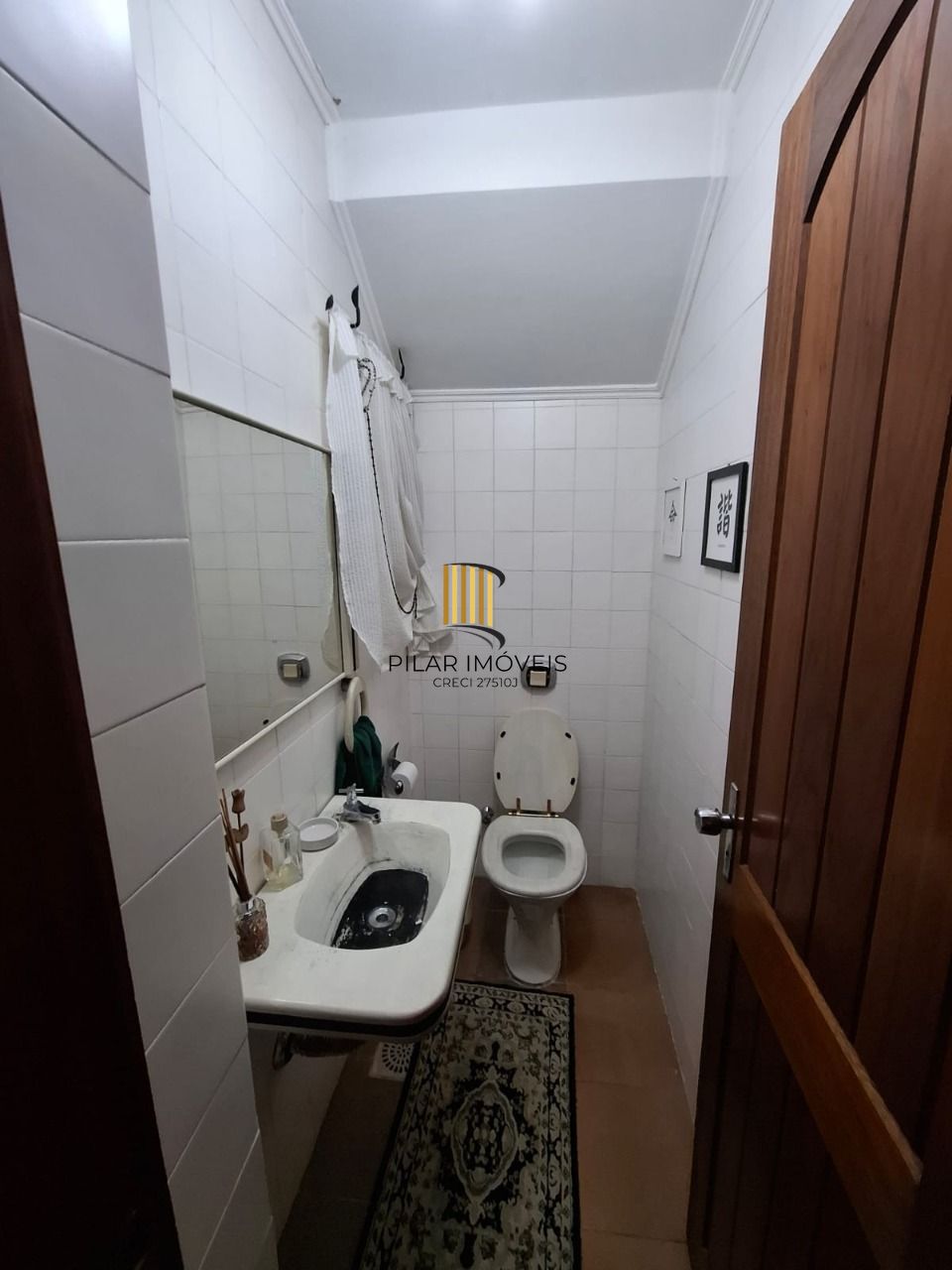 Casa em Porto Alegre, no bairro Ipanema, com 3 dormitório(s), e 3 banheiros, à venda.