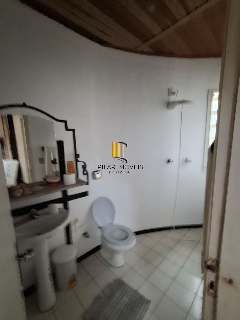 Casa em Porto Alegre, no bairro Ipanema, com 3 dormitório(s), e 3 banheiros, à venda.