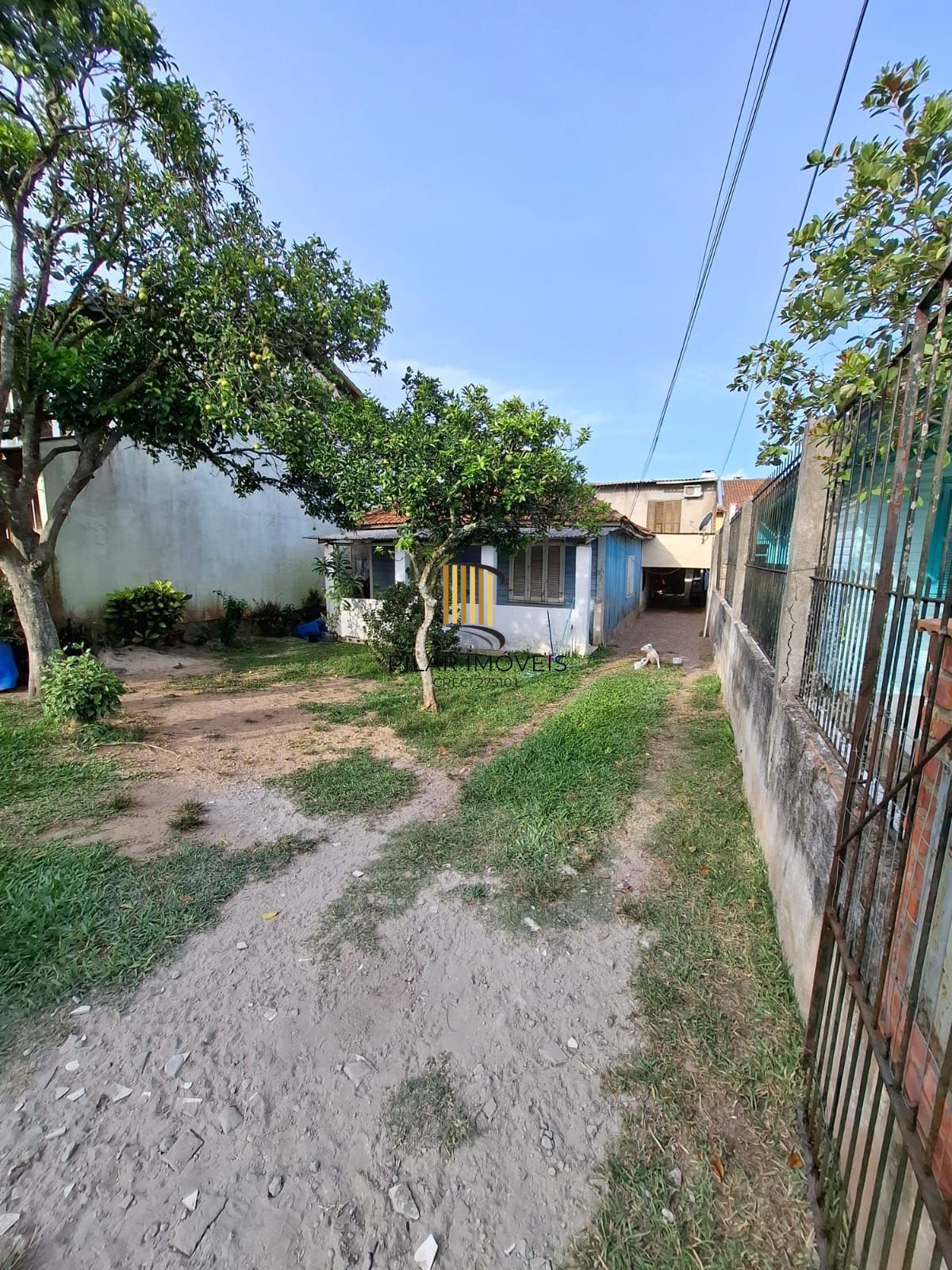Casa no Bairro Hípica, com terreno de 10 metros de frente por 33 metros de fundos, totalizando 330m².