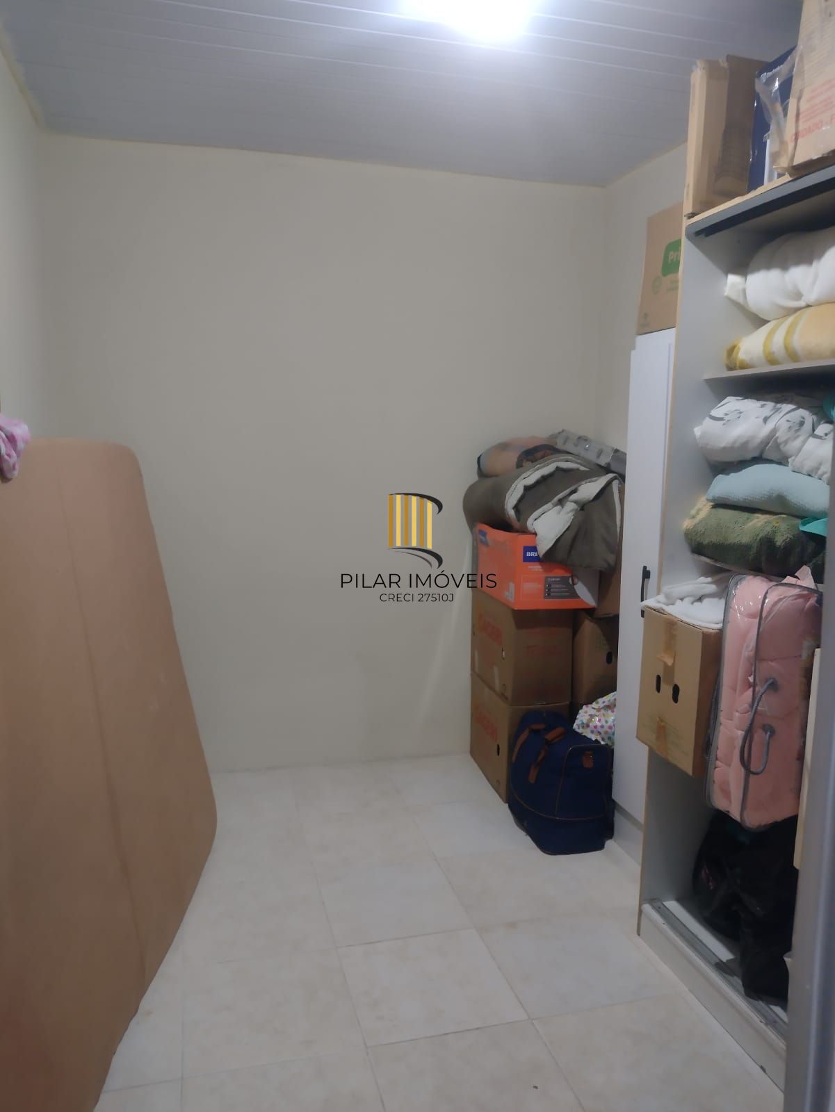 Casa no Bairro Hípica, com terreno de 10 metros de frente por 33 metros de fundos, totalizando 330m².