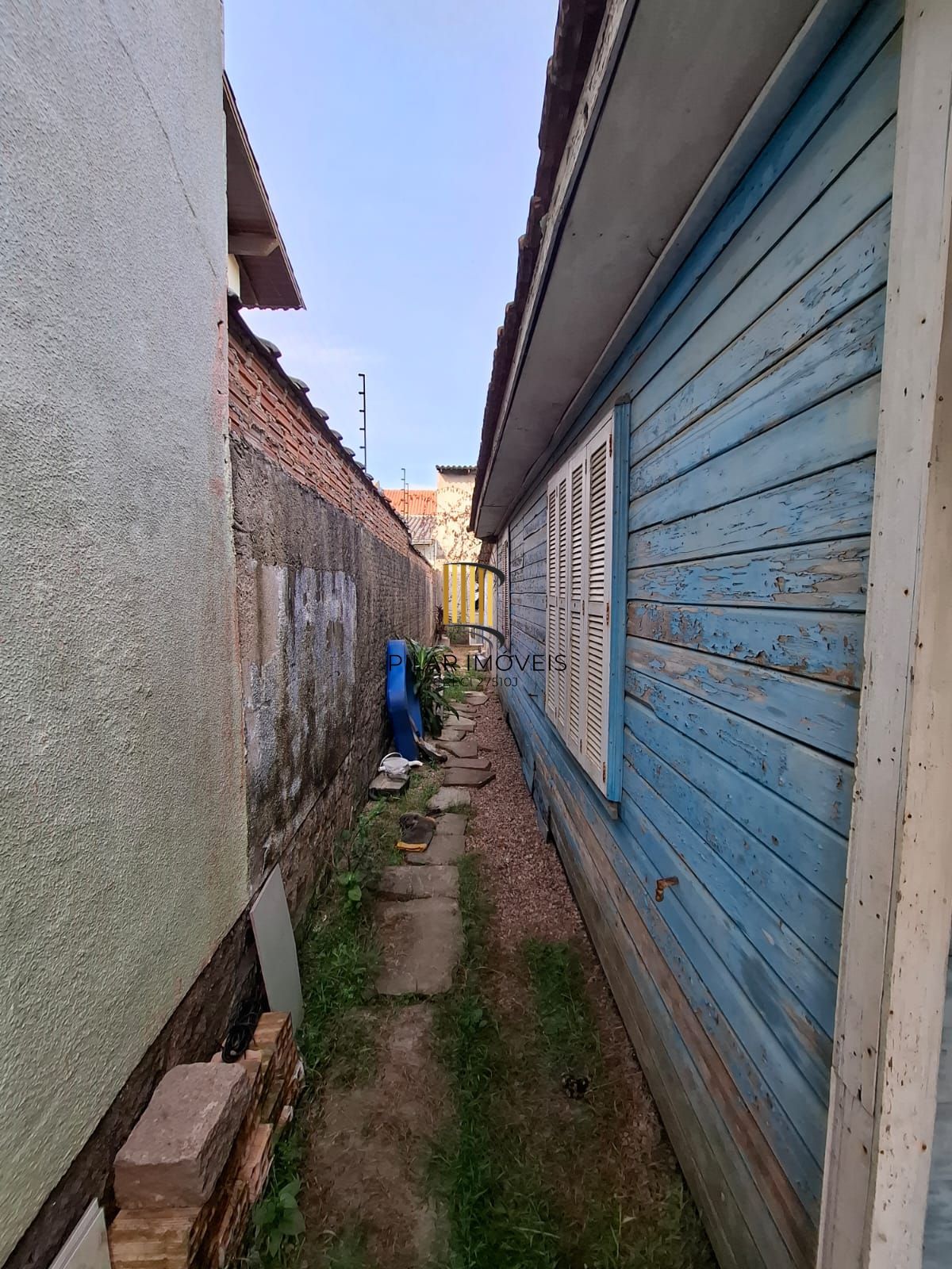 Casa no Bairro Hípica, com terreno de 10 metros de frente por 33 metros de fundos, totalizando 330m².