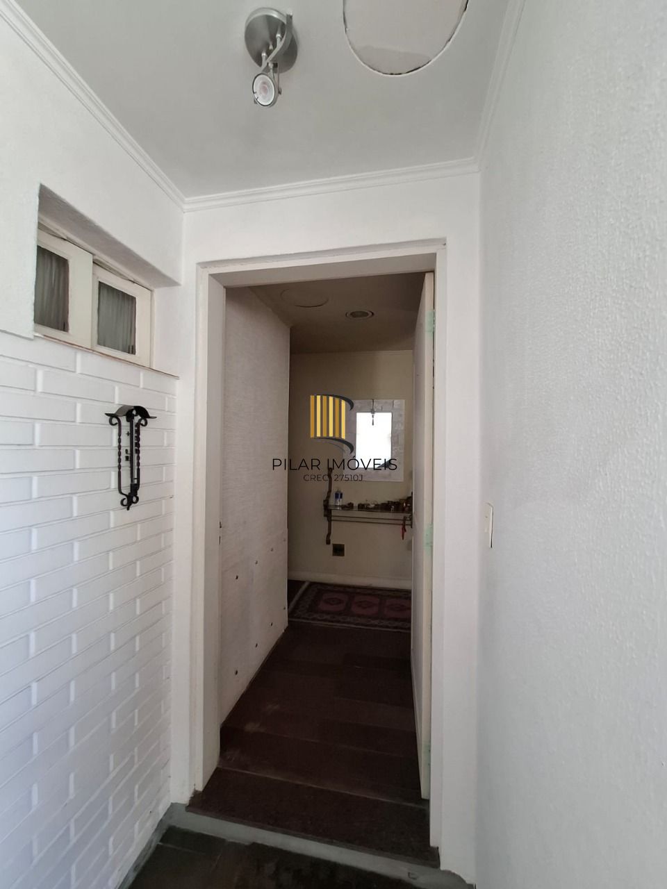 Casa em Porto Alegre, no bairro Ipanema, com 3 dormitório(s), e 3 banheiros, à venda.