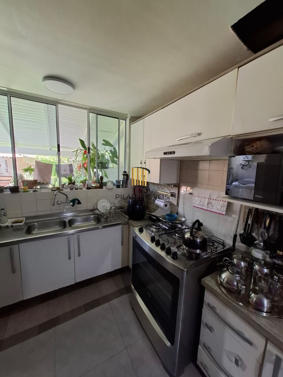 Casa em Porto Alegre, no bairro Ipanema, com 3 dormitório(s), e 3 banheiros, à venda.