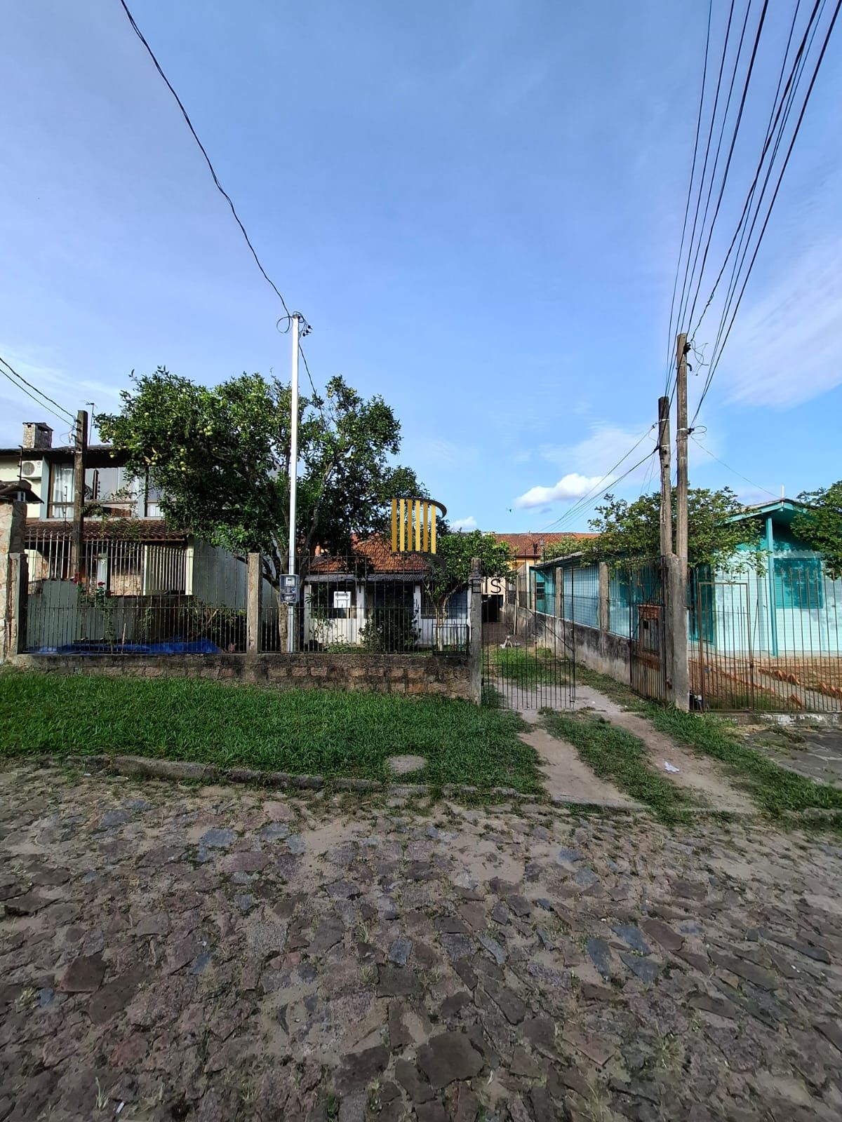 Casa no Bairro Hípica, com terreno de 10 metros de frente por 33 metros de fundos, totalizando 330m². - Pilar Imóveis