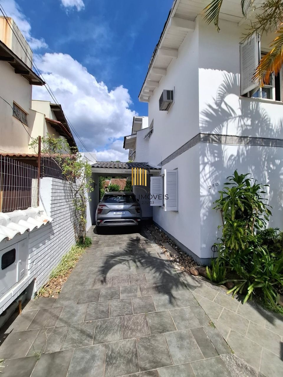 Casa em Porto Alegre, no bairro Ipanema, com 3 dormitório(s), e 3 banheiros, à venda.