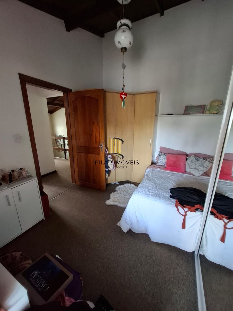 Casa em Porto Alegre, no bairro Ipanema, com 3 dormitório(s), e 3 banheiros, à venda.