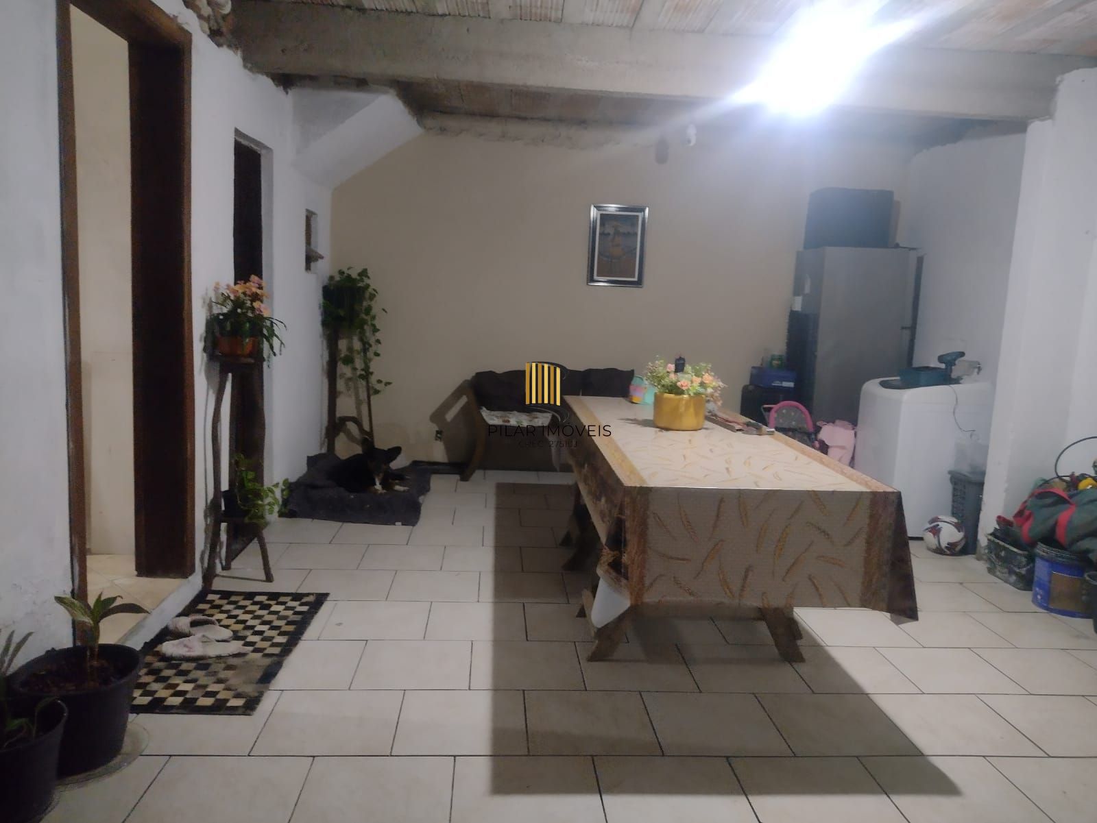 Casa no Bairro Hípica, com terreno de 10 metros de frente por 33 metros de fundos, totalizando 330m².