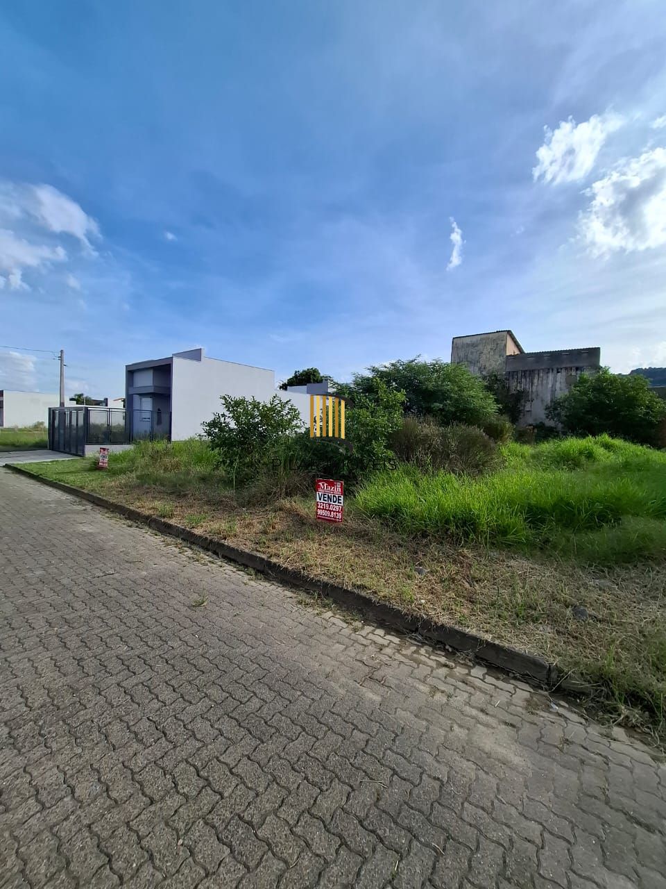 VENDO UM TERRENO 6X25.87 NO LOTEAMENTO IPANEMA RESIDENCE PARK