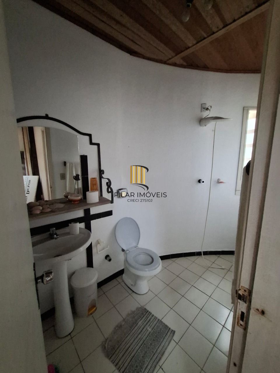 Casa em Porto Alegre, no bairro Ipanema, com 3 dormitório(s), e 3 banheiros, à venda.
