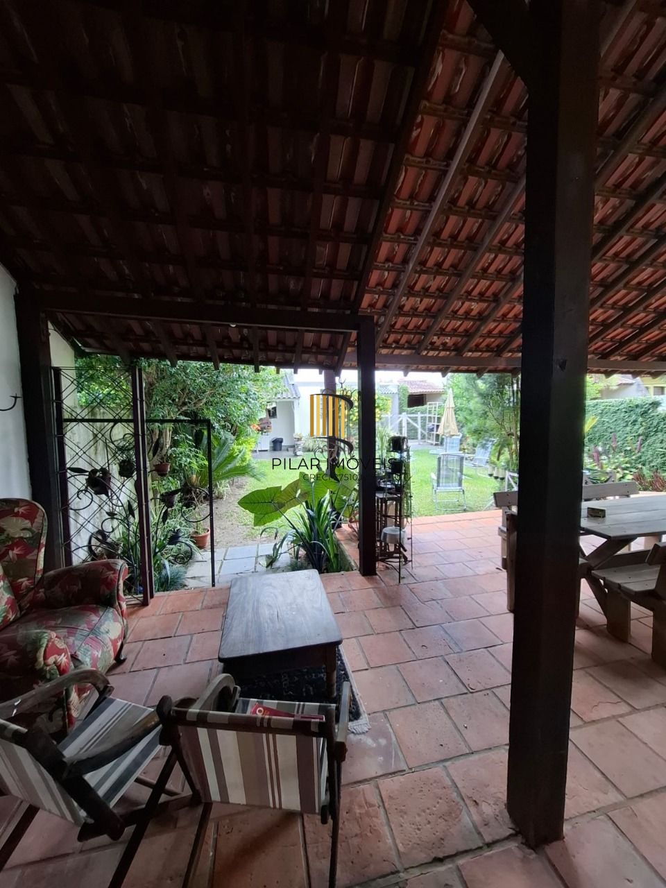 Casa em Porto Alegre, no bairro Ipanema, com 3 dormitório(s), e 3 banheiros, à venda.
