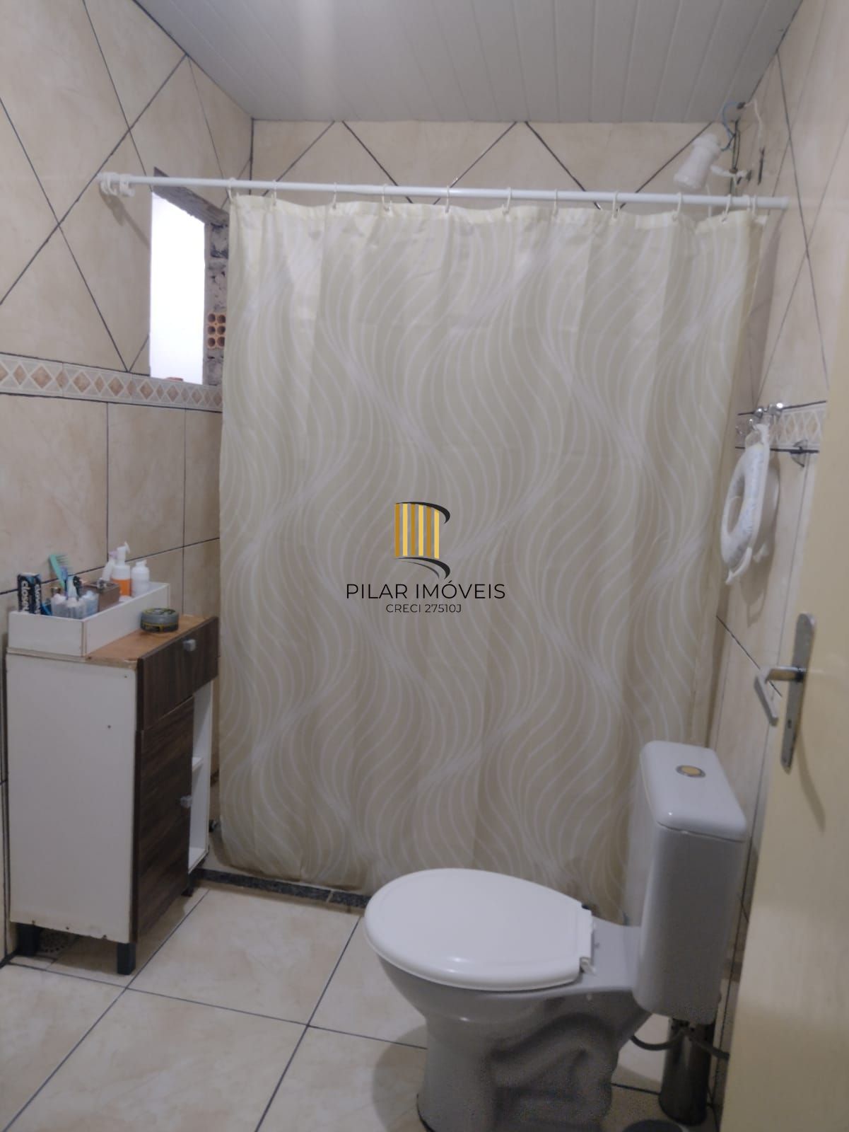 Casa no Bairro Hípica, com terreno de 10 metros de frente por 33 metros de fundos, totalizando 330m².
