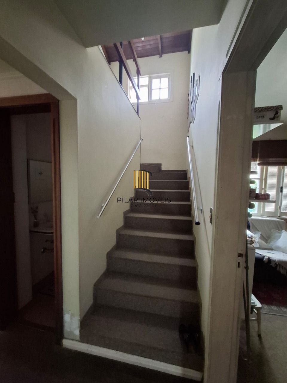 Casa em Porto Alegre, no bairro Ipanema, com 3 dormitório(s), e 3 banheiros, à venda.
