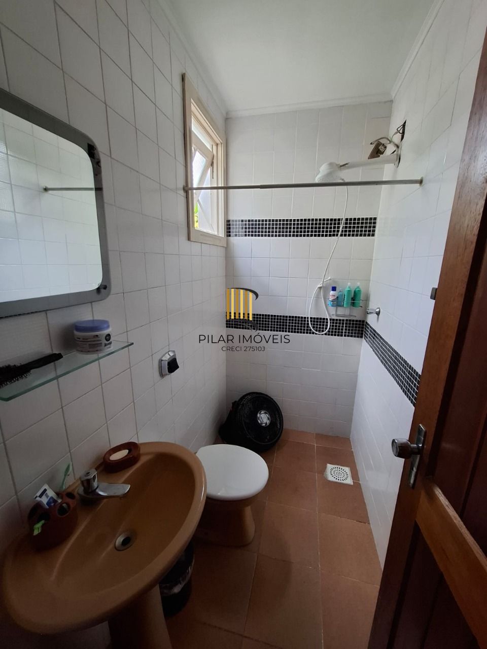 Casa em Porto Alegre, no bairro Ipanema, com 3 dormitório(s), e 3 banheiros, à venda.