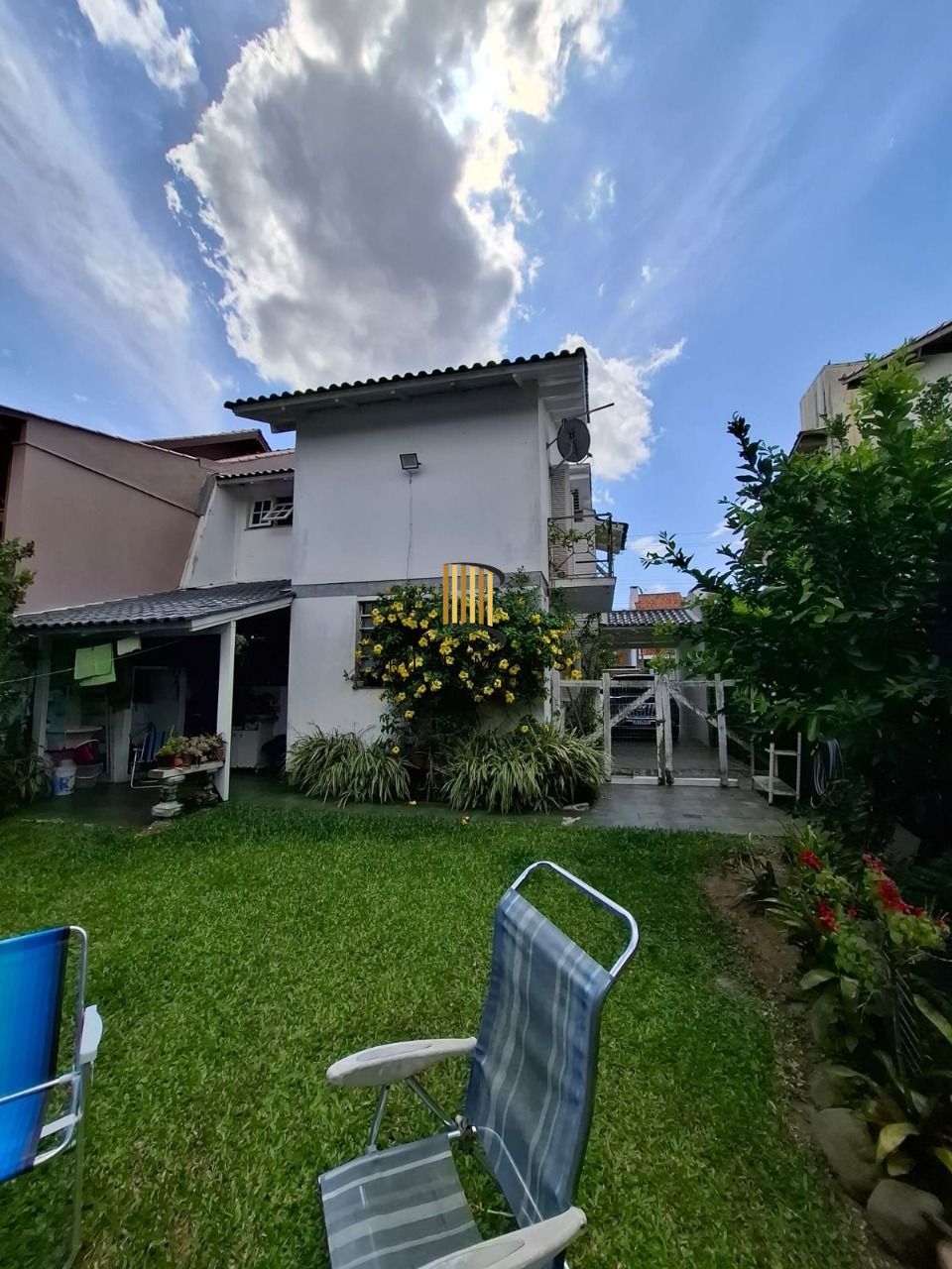 Casa em Porto Alegre, no bairro Ipanema, com 3 dormitório(s), e 3 banheiros, à venda.
