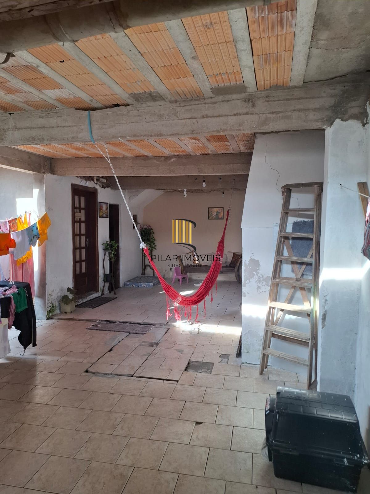 Casa no Bairro Hípica, com terreno de 10 metros de frente por 33 metros de fundos, totalizando 330m².