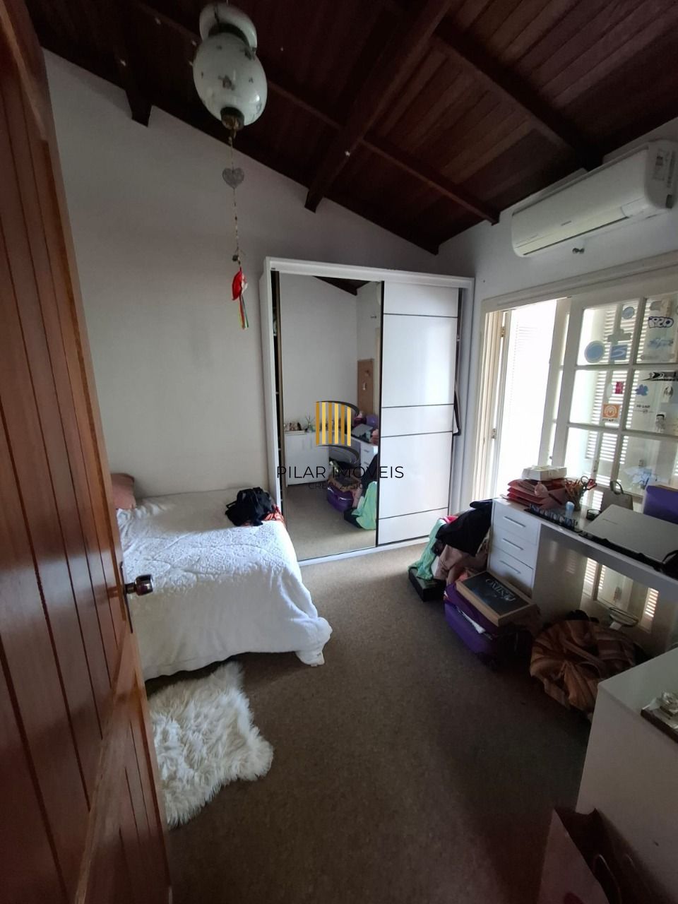 Casa em Porto Alegre, no bairro Ipanema, com 3 dormitório(s), e 3 banheiros, à venda.