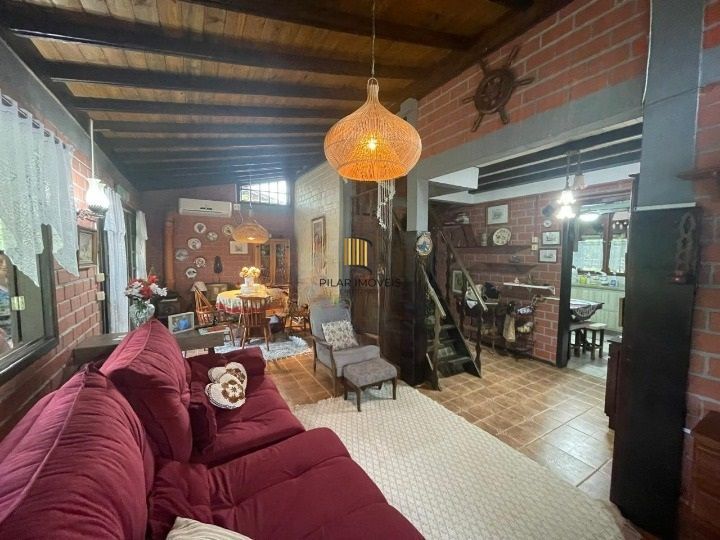Casa na praia de Garopaba / SC com 3 quartos (sendo 1 suíte), com 145,26 m