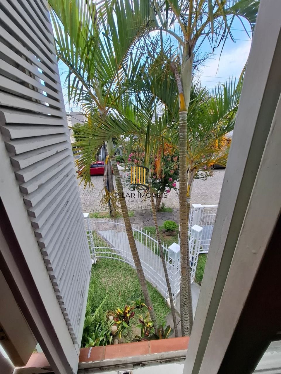 Casa em Porto Alegre, no bairro Ipanema, com 3 dormitório(s), e 3 banheiros, à venda.