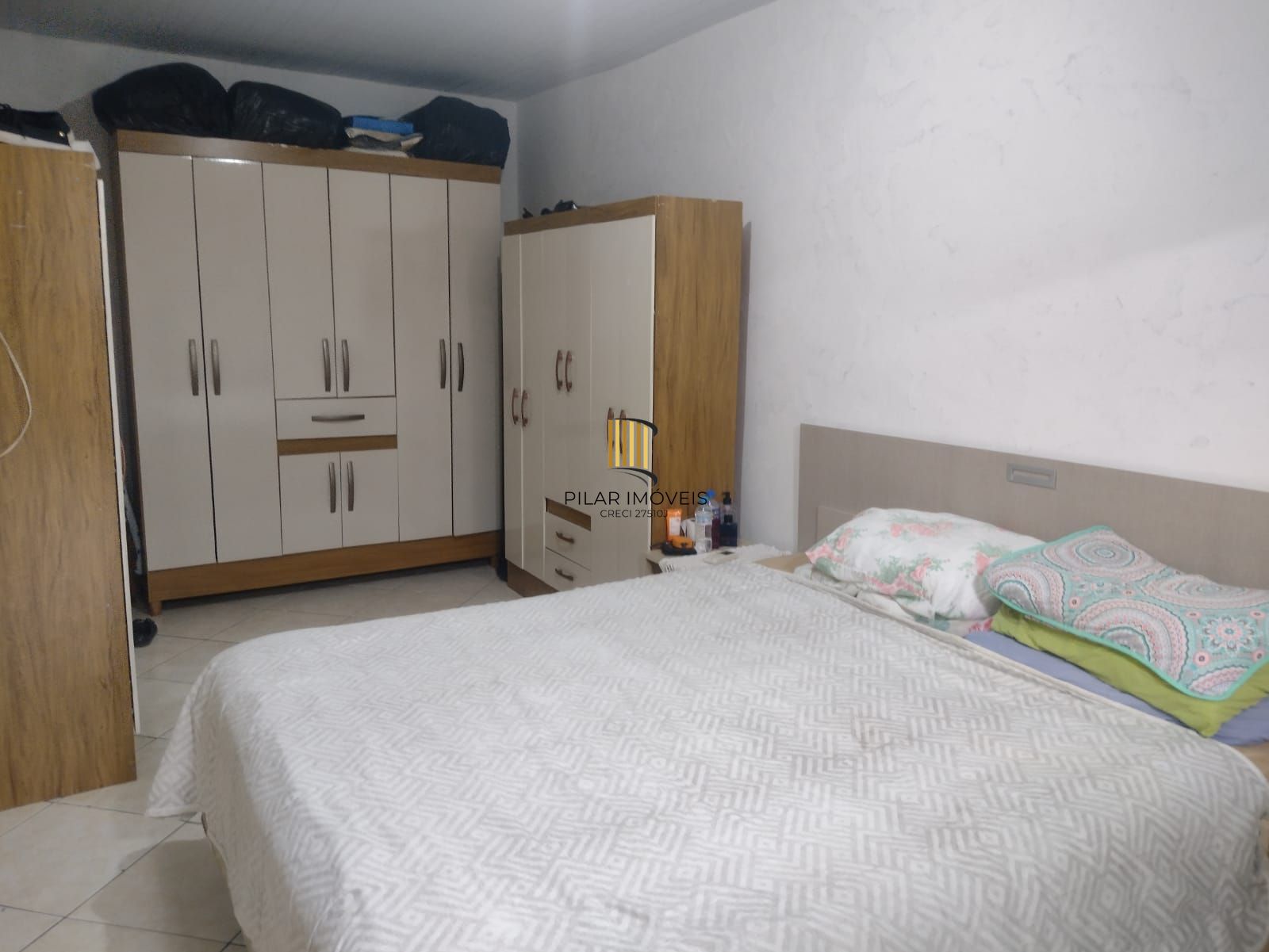 Casa no Bairro Hípica, com terreno de 10 metros de frente por 33 metros de fundos, totalizando 330m².