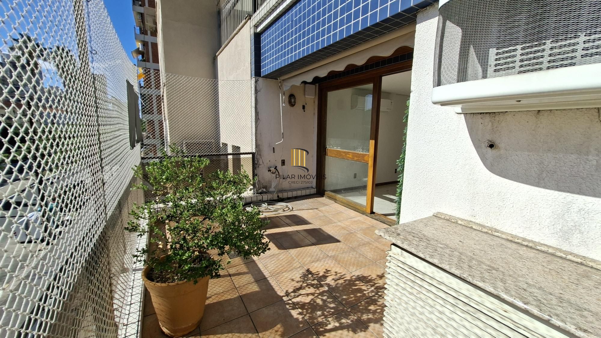 Apartamento com sacada e suite