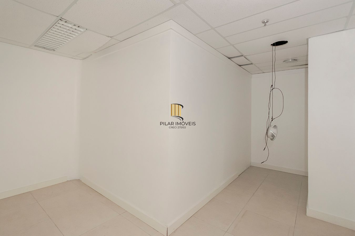 Conjunto Comercial, meio andar inteiro com várias salas e salão!