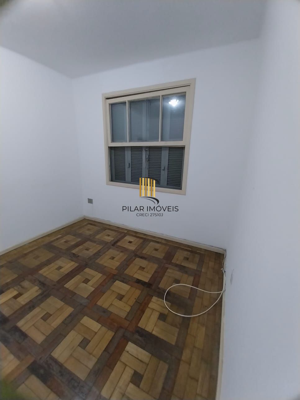 Oportunidade apartamento 2 dormitórios, com sacada em um deles e área de serviço. Centro Histórico P. Alegre.