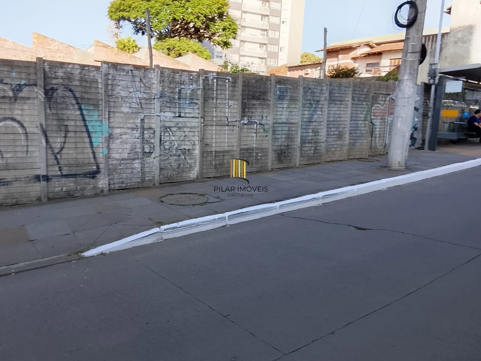 4 Terrenos residencial ou comercial, com tapume na frente, desinpedido sem muros intermediários total de 1.126,81 m²