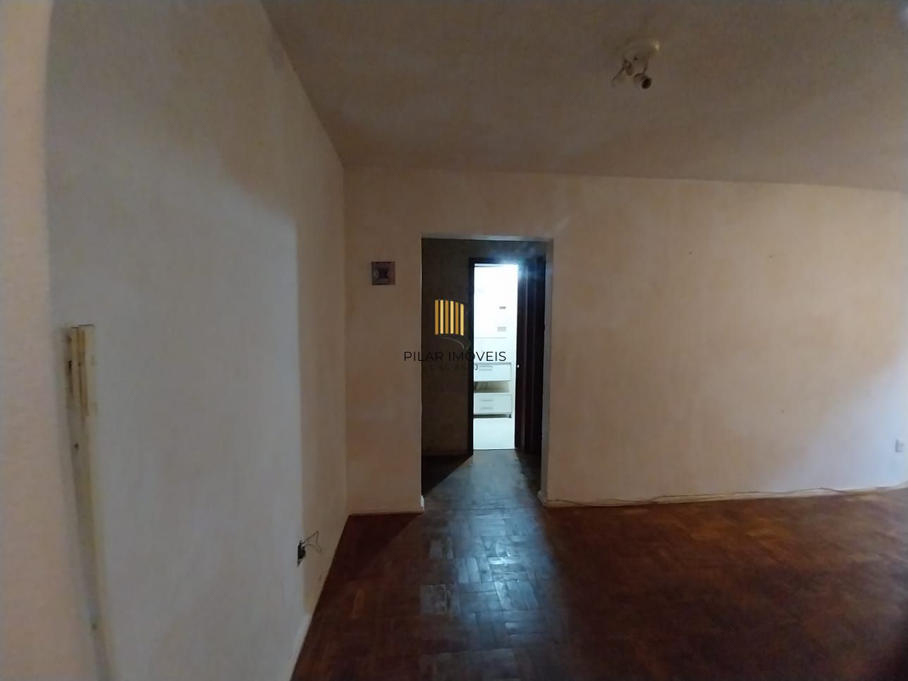 Apartamento térreo, 2 dormitórios. 2 banheiros, demais peças, Menino Deus