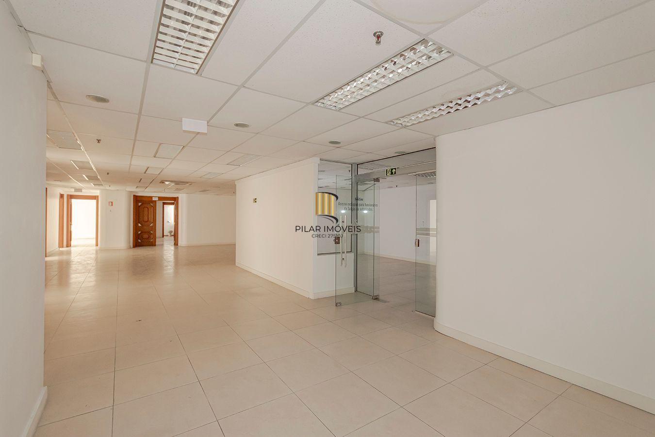 Conjunto Comercial, meio andar inteiro com várias salas e salão!