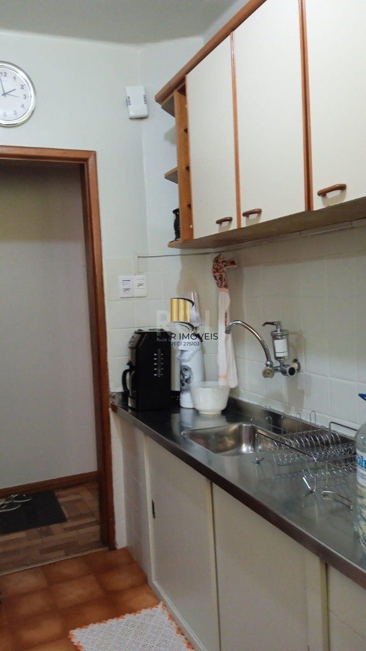 Apartamento com 2 dormitórios ,WC auxiliar, Semi - Mobiliado, Cidade Baixa.