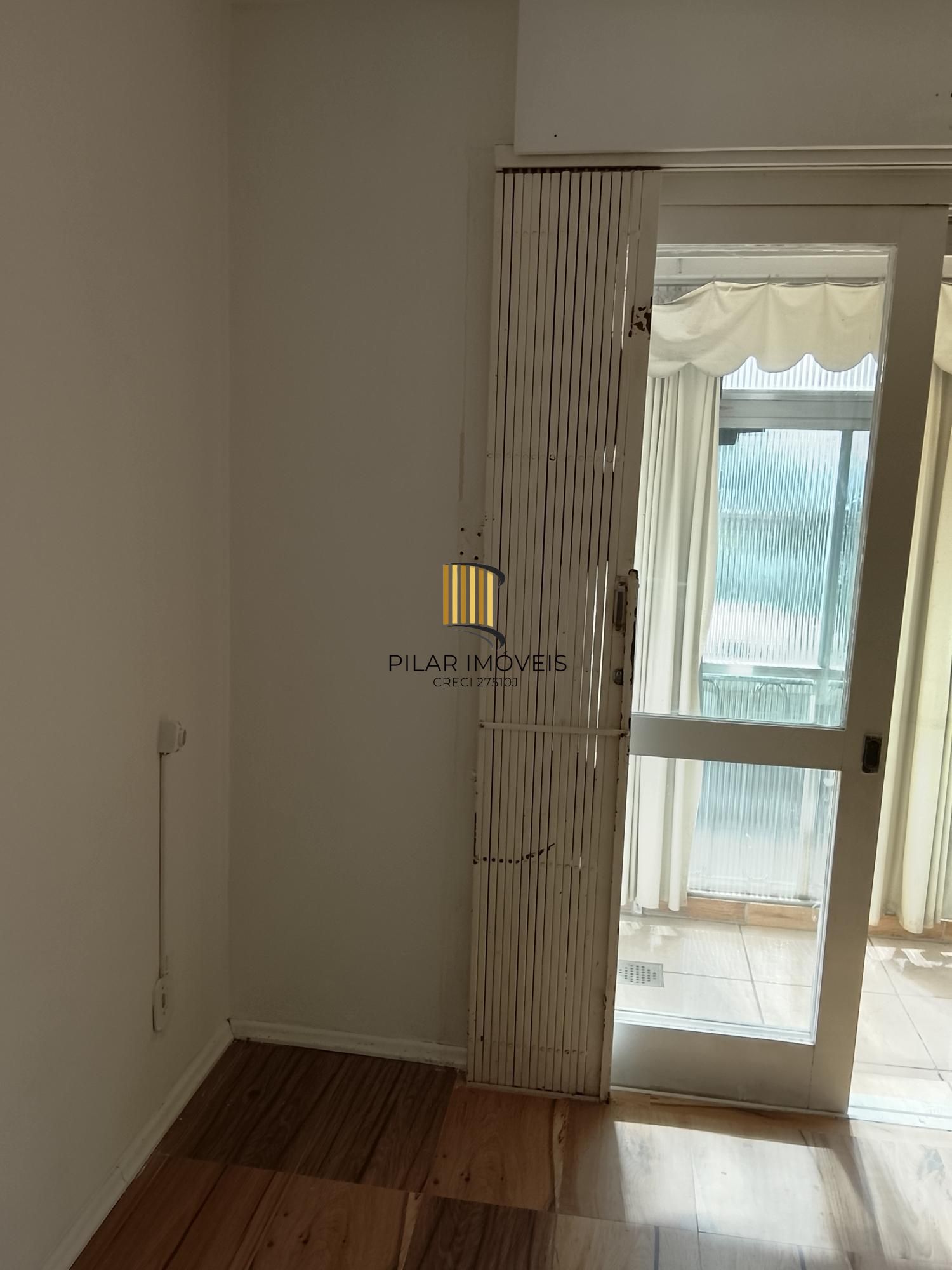 Ótimo apartamento 1D, desocupado na Medianeira, preço atrativo.