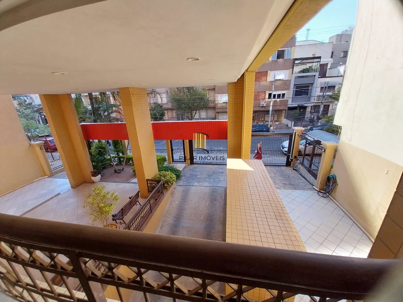 Excelente apartamento, BOX duplo, Cidade Baixa, 3D, 1 suite, semimobiliado, sala de jantar e 2 salas de estar, lareira e churrasqueira. 2 banheiros.