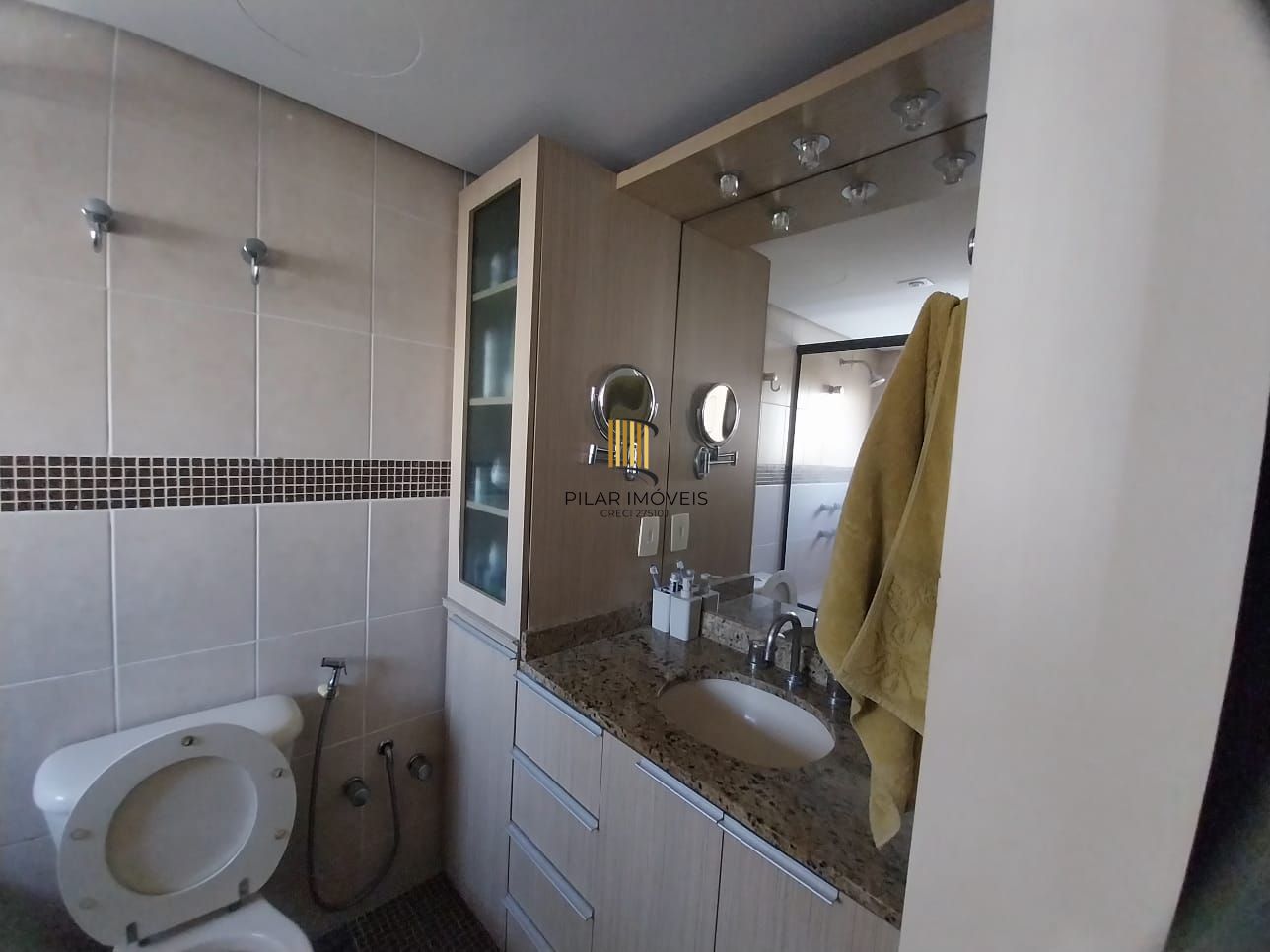 Excelente apartamento, BOX duplo, Cidade Baixa, 3D, 1 suite, semimobiliado, sala de jantar e 2 salas de estar, lareira e churrasqueira. 2 banheiros.