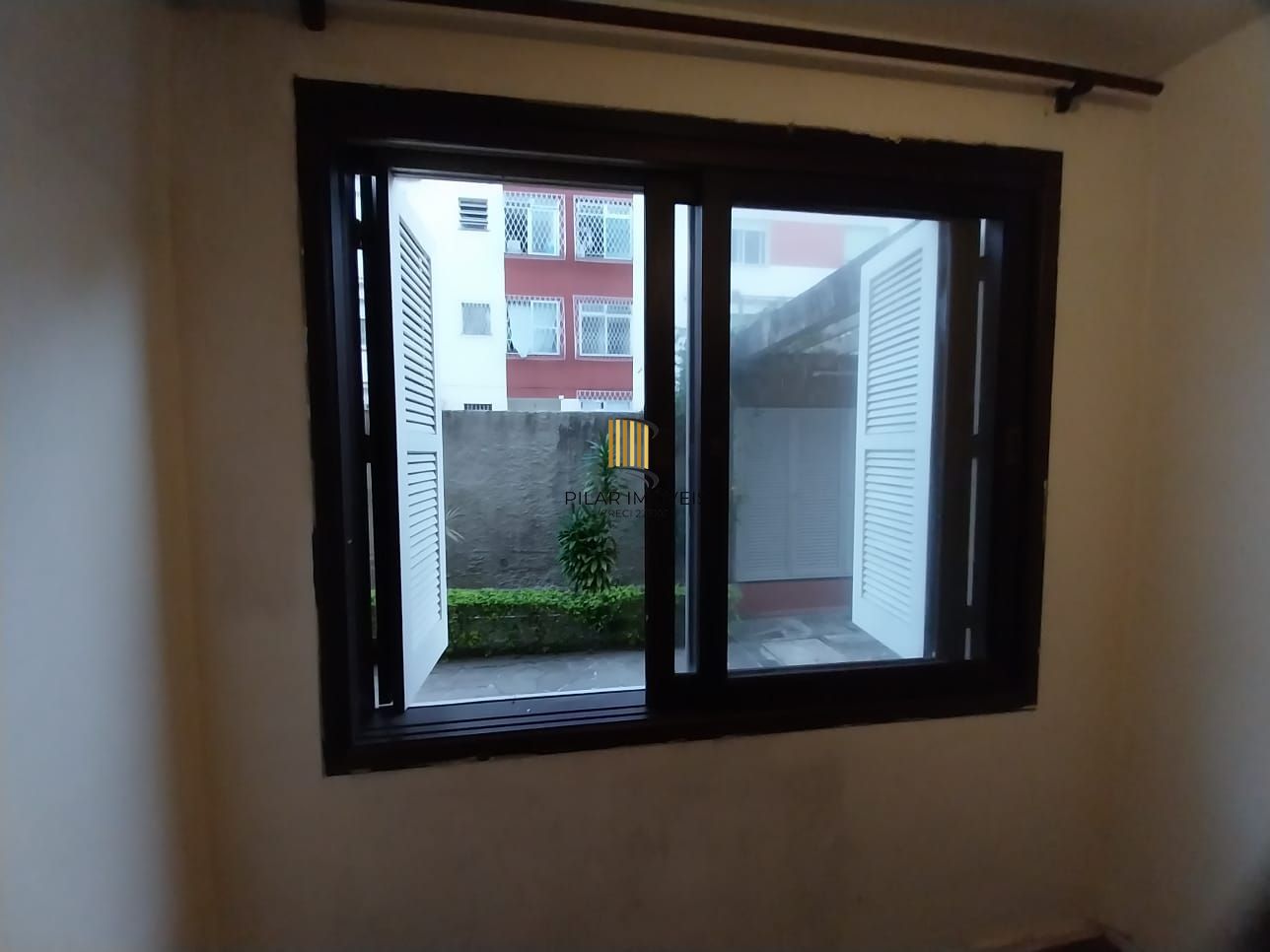 Apartamento térreo, 2 dormitórios. 2 banheiros, demais peças, Menino Deus