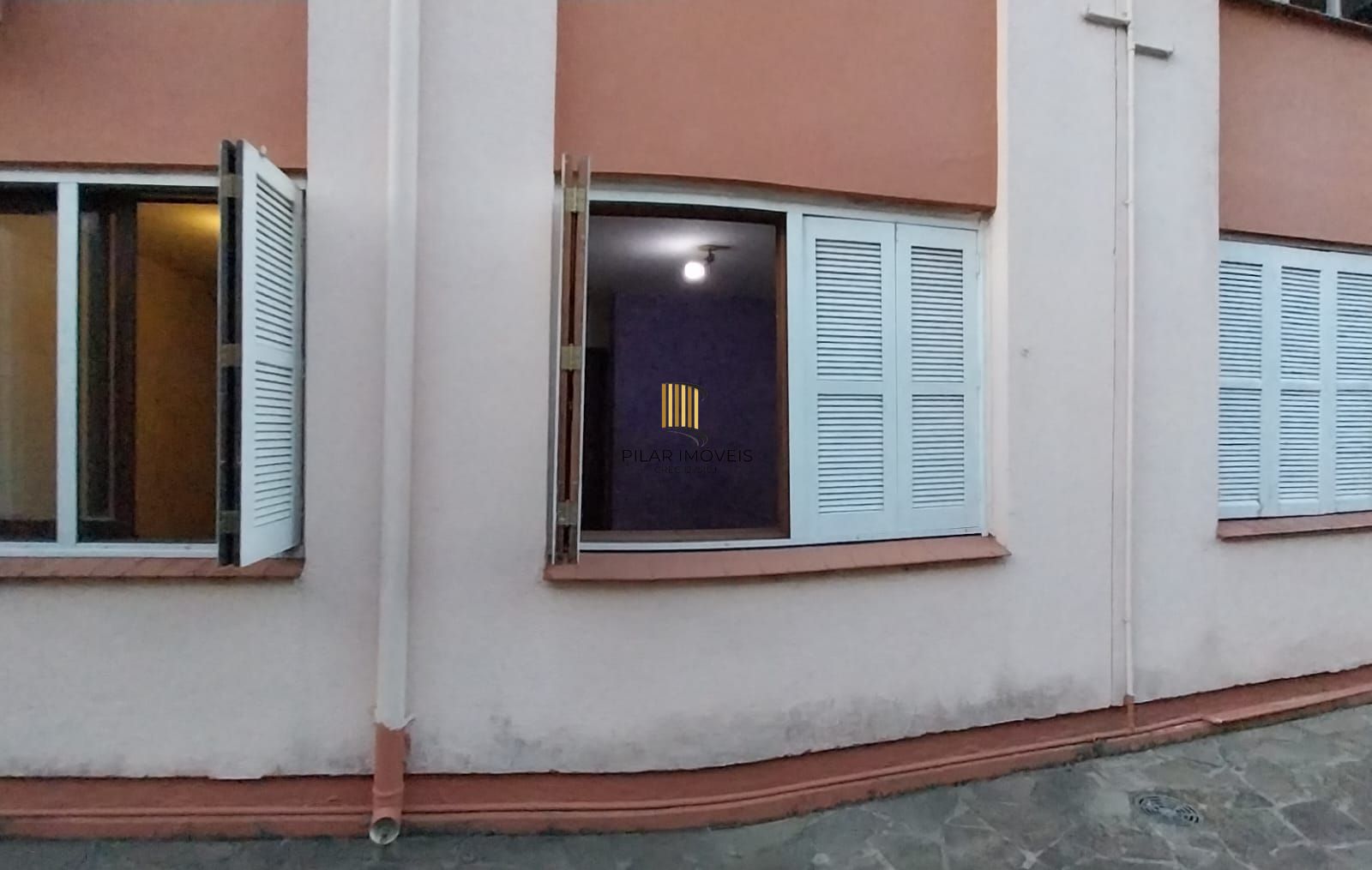 Apartamento térreo, 2 dormitórios. 2 banheiros, demais peças, Menino Deus