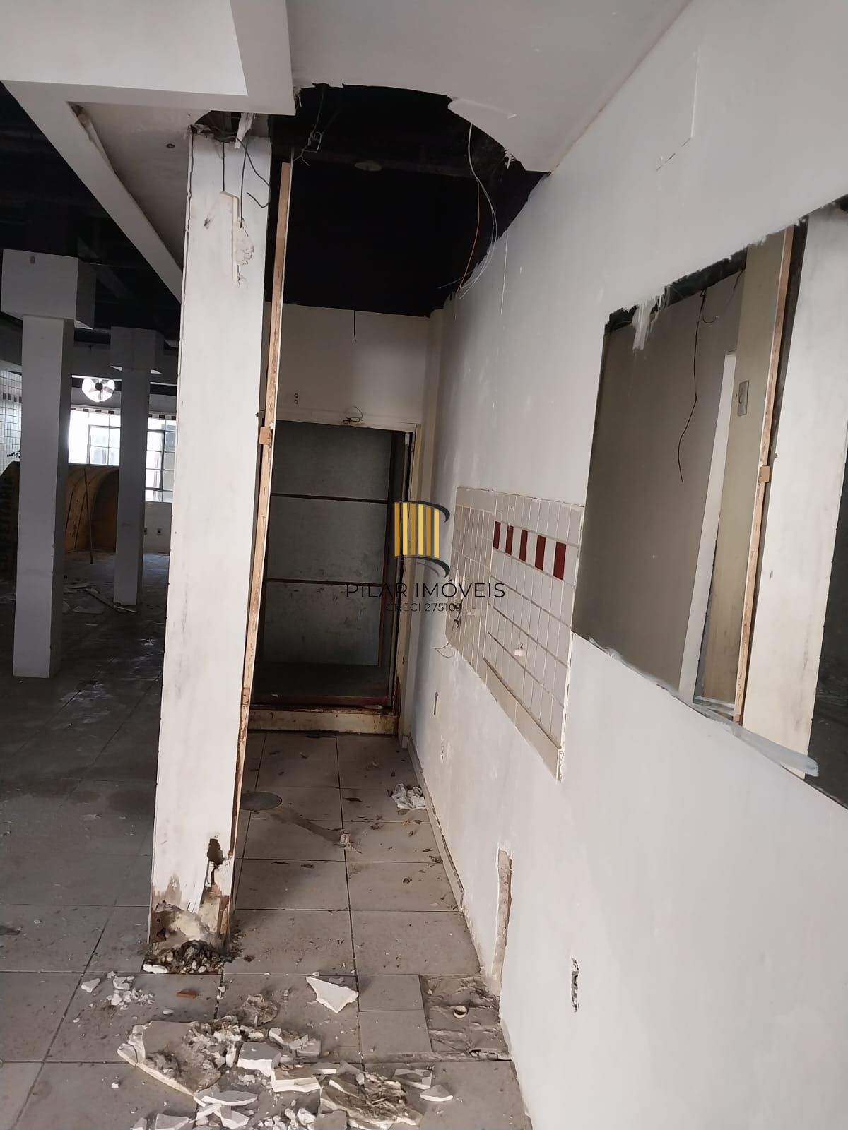 Prédio na Duque de Caxias, desocupado espaço amplo. Preço atrativo.