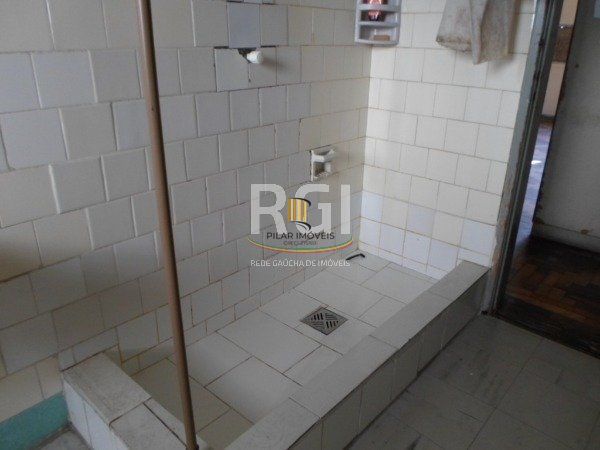 Prédio residencial e comercial, no bairro Navegantes em Porto Alegre